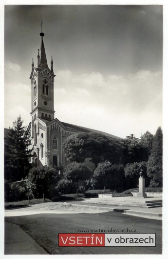 Evangelický kostel a pomník presidenta Masaryka