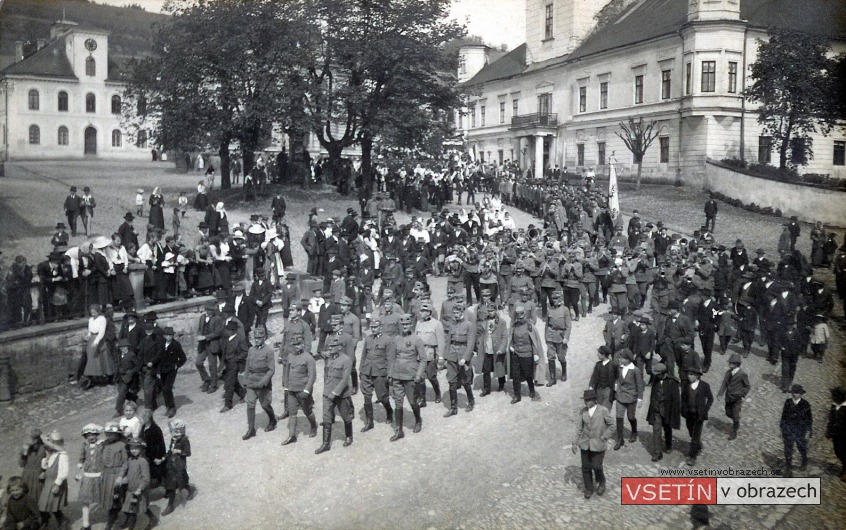 Průvod účastníků slavnosti Sázení lípy Svobody na Horním městě (25. května 1919)