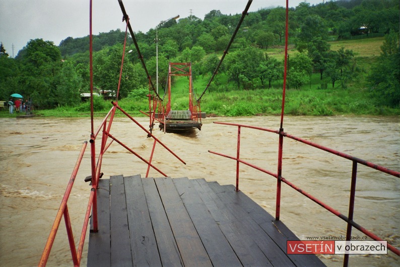 Povodně ve Vsetíně - poničená pěší lávka v Lázkách (červenec 1997)