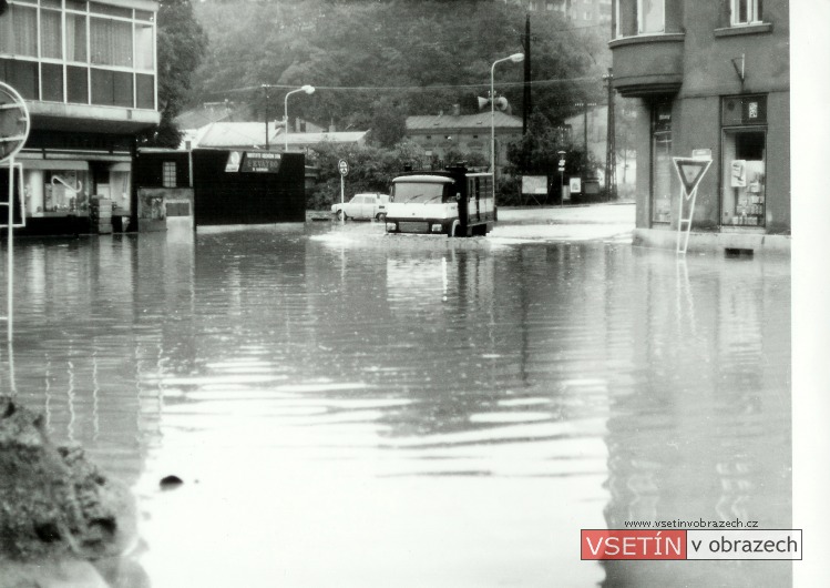 Povodeň 27. 6. 1987 - Dolní náměstí směrem k mostu