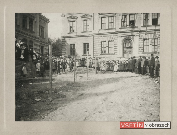 Stromková slavnost konaná 17. 5. 1908 před obecnou a měšťanskou školou