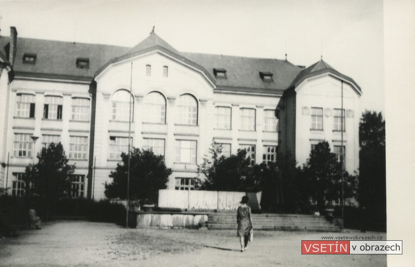 Dolní škola a památník Osvobození