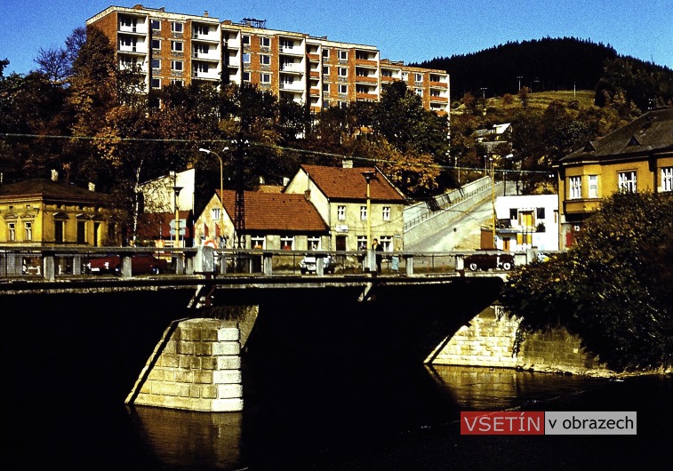 Most přes Bečvu, ulice Pod Zakopaniců a sídliště Hrbová