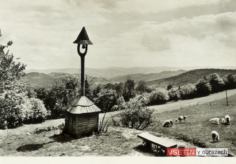 Zvonička na Vsackém Cábu s panoramatem Vsackých Beskyd
