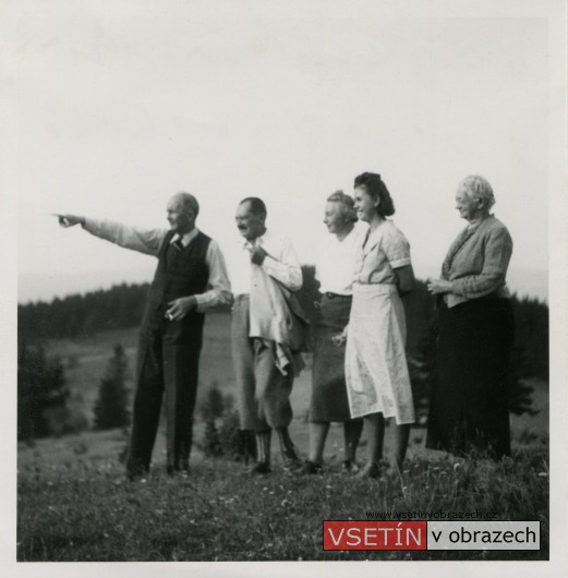Karel Puszkailer a Bohuslav Kořenský se svou rodinou na Vsackém Cábě (8. 9. 1934)