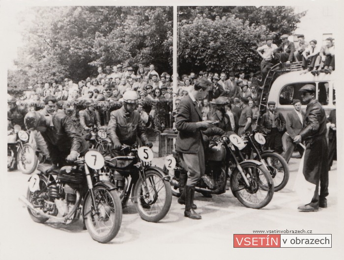 Motocyklové a automobilové závody na Dolním náměstí při výstavě Valašsko v práci