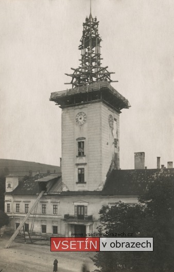 Oprava zámecké věže po požáru v roce 1915