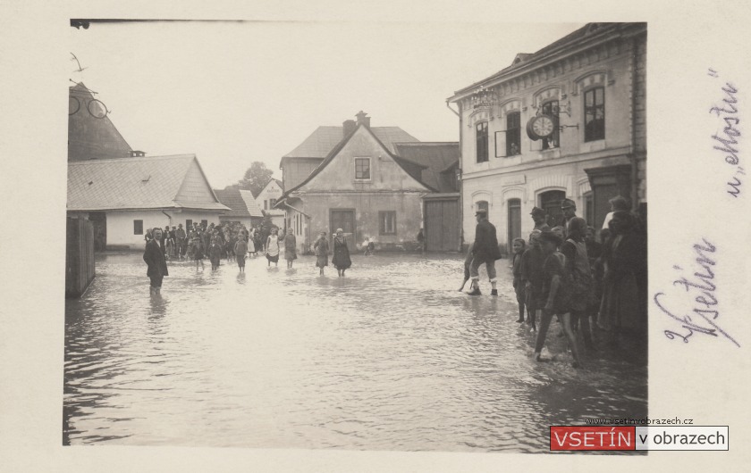 Mostecká ulice s částí Dolního náměstí při povodni v červenci 1919