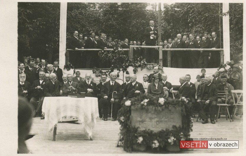 Slavnostní kladení základního kámene Sokolovny s nápisem „V XI. roce republiky“