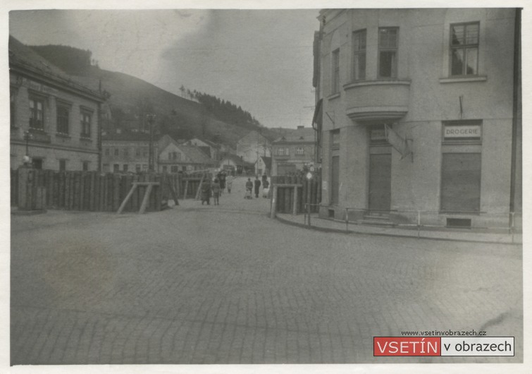 Němci budované protitankové zátarasy na Mostecké ulici (8.4.1945)