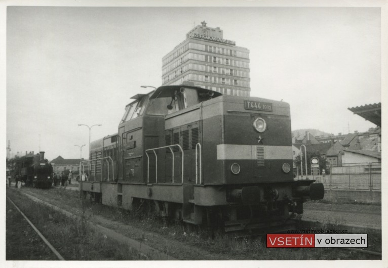 Motorová lokomotiva T444.1002 na nádraží ve Vsetíně dne 29. září 1985