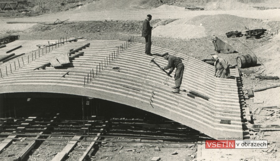 MEZ, n.p.: výstavba nové slévárny, výroba střešních vazníků na staveništi