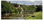 Dřevěný most přes Bečvu s Palackého ulicí a siluetou Horního města