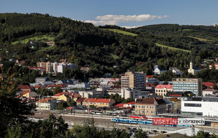 Vlakové nádraží s Dolním městem
