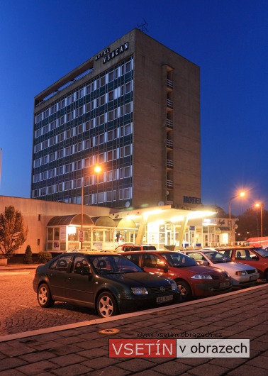 Hotel Vsacan ve večerních hodinách