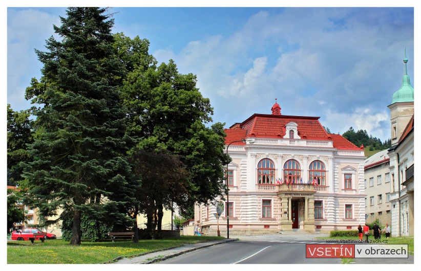 Stará radnice s hodinami od Jos. Pilečky a Nová radnice z roku 1899