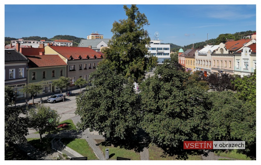 Dolní náměstí s parčíkem a fontánou