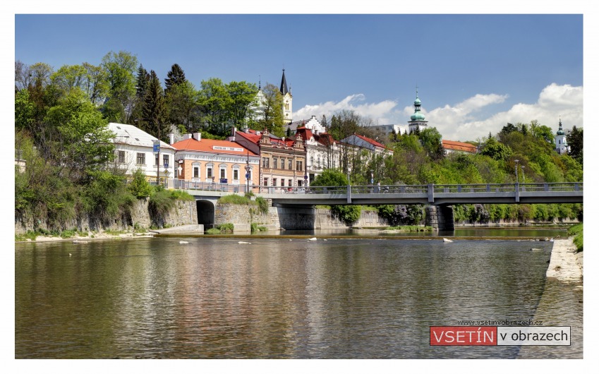 Pohled na Horní město (tzv. Vsacké Hradčany) od Bečvy