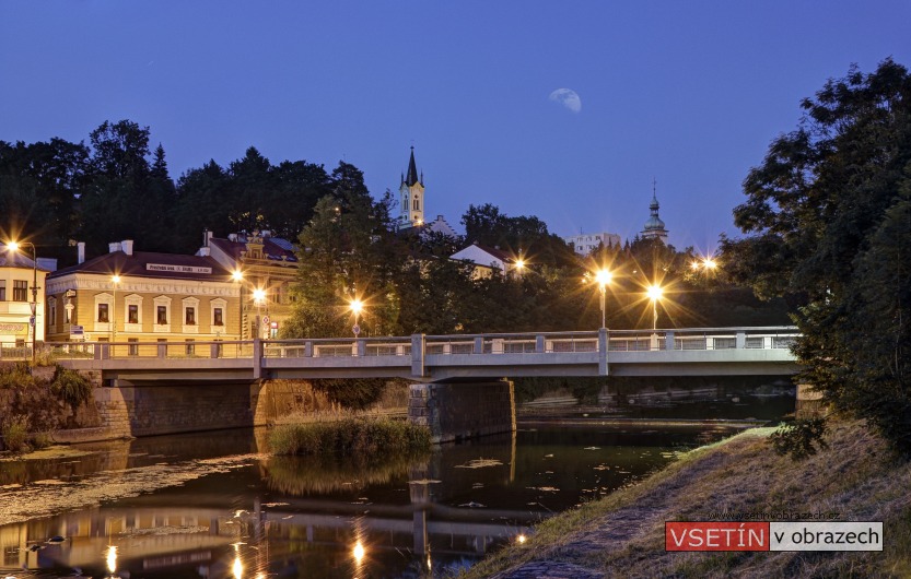 Noční pohled na Horní město od železného mostu