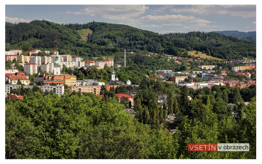 Pohled z Hrbové, přes hřbitov, na Horní město