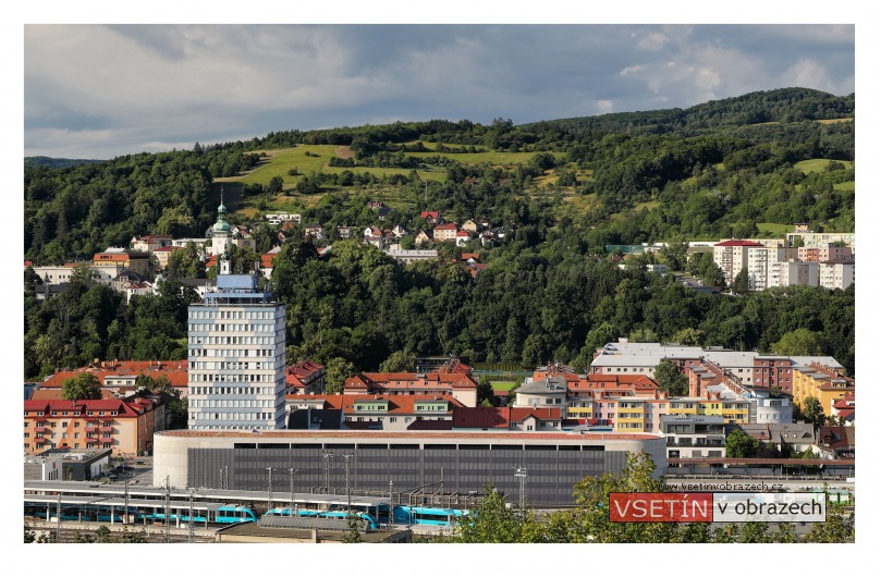 Pohled z Bečevné na Horní město, vlakové nádraží a skladiště dříví v Panské zahradě