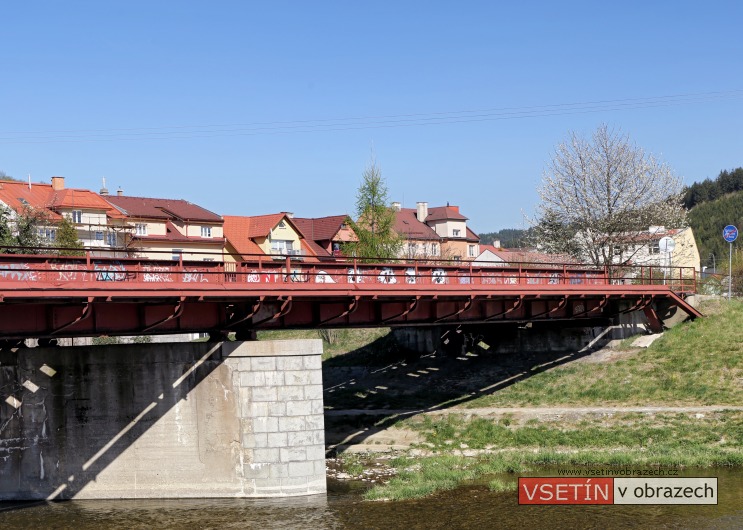 Vlak T444 z Jasenic do Vsetína na mostě přes Bečvu