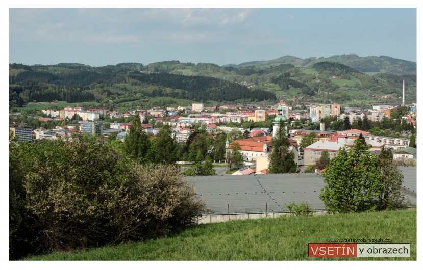 Pohled od východu na starou zástavbu kolem zámku