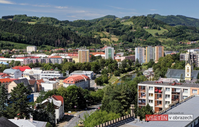 Pohled na město (v pozadí uprostřed továrna J. a J. Kohn)