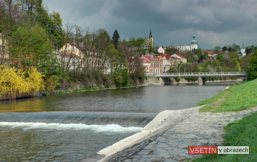 Pohled na Horní město s rybářem u Bečvy