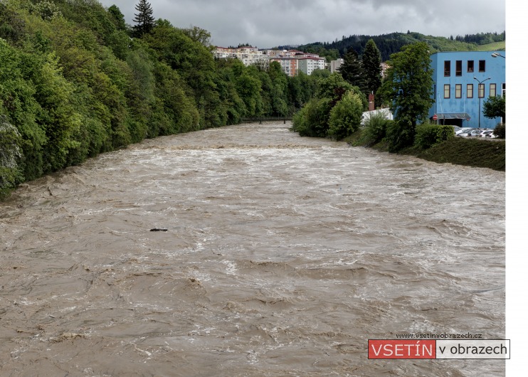 Povodeň 27. 6. 1987 - rozvodněná Bečva, v pozadí panská lávka a sídliště Sychrov