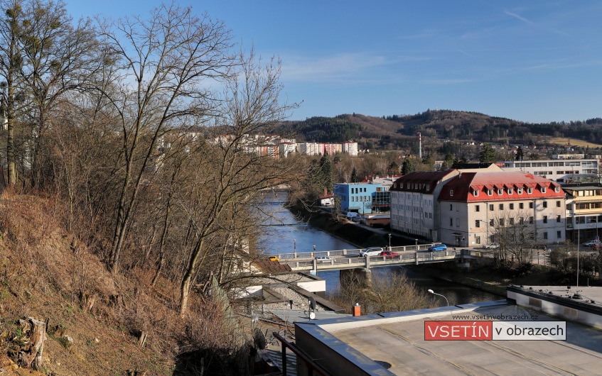 Celkový pohled na Bečvu rozdělující Vsetín na Horní a Dolní město (kolorovaná verze)