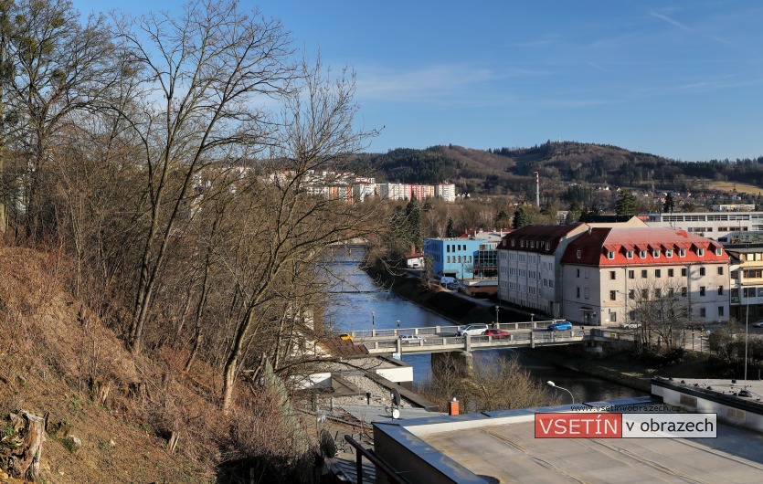 Celkový pohled na Bečvu rozdělující Vsetín na Horní a Dolní město (verze bez komínu)