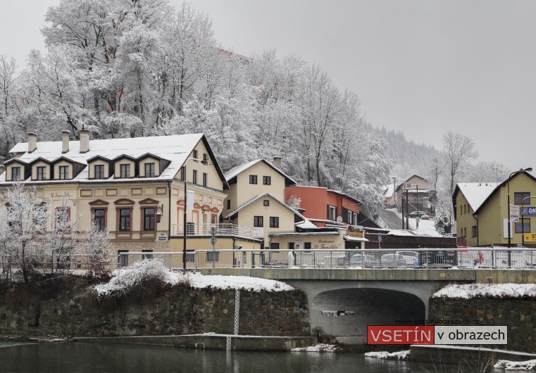 Ulice Pod Zakopaniců, v pozadí výstavba sídliště Hrbová