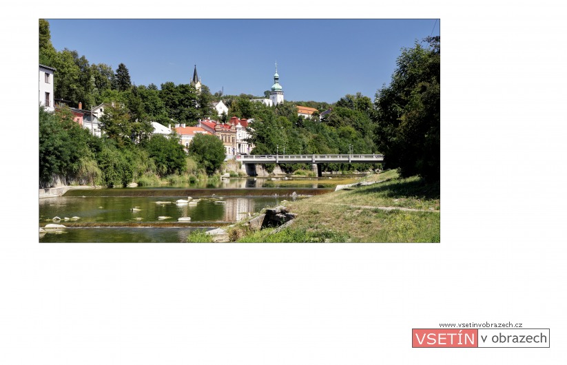 Nábřeží Bečvy s dřevěným mostem a siluetou Horního města
