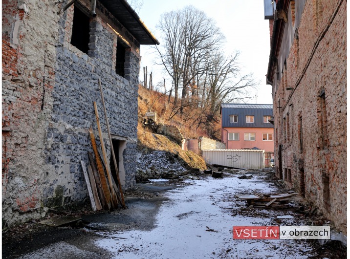 Pohled na hlavní bránu ze dvora pivovaru 