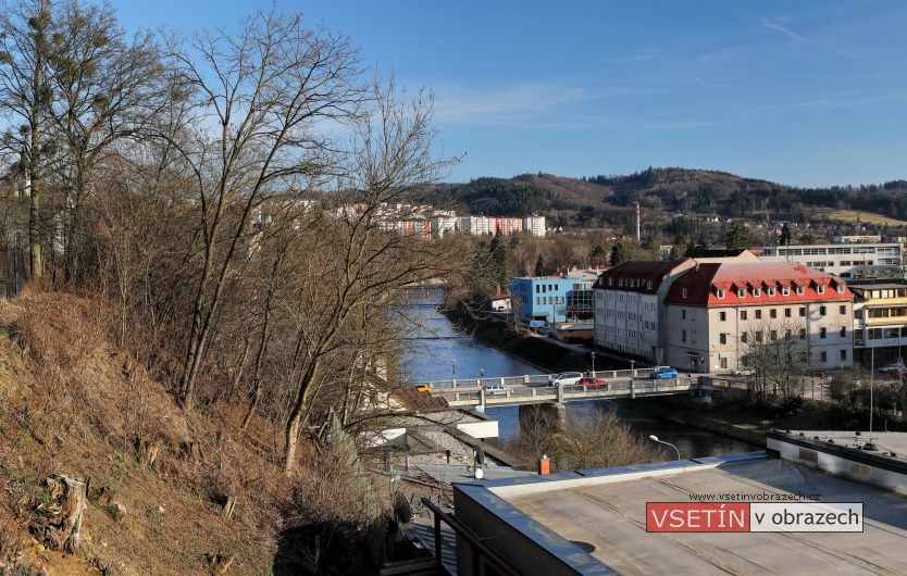 Celkový pohled na Bečvu rozdělující Vsetín na Horní a Dolní město (černobílá verze)