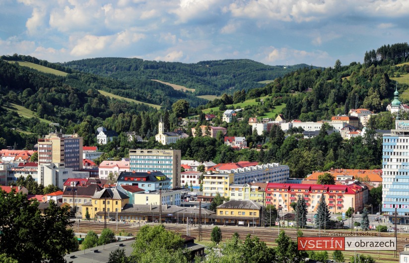 Celkový pohled z Bečevné na Horní a Dolní město (v popředí vlakové nádraží)