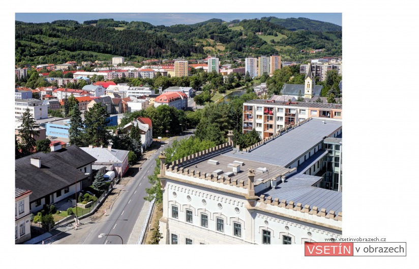 Pohled z věže na Palackého ulici klesající z Horního náměstí dolů k Bečvě