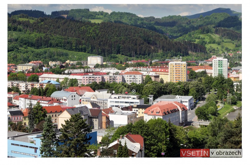 Pohled za zámecké věže na Dolní město a na továrnu na ohýbaný nábytek