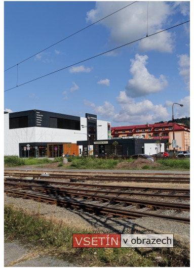 Přestavování parní lokomotivy CN350 k vlakovému nádraží ve Vsetíně