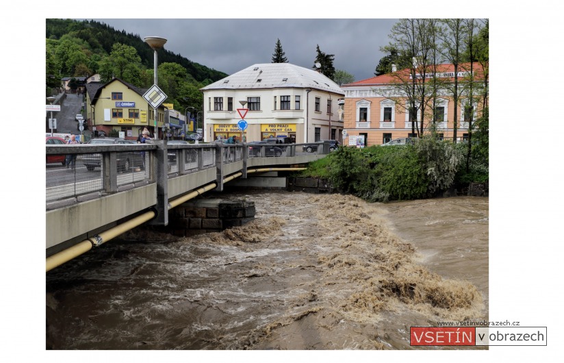 Železný most s mýtnicí při povodni v červenci 1919