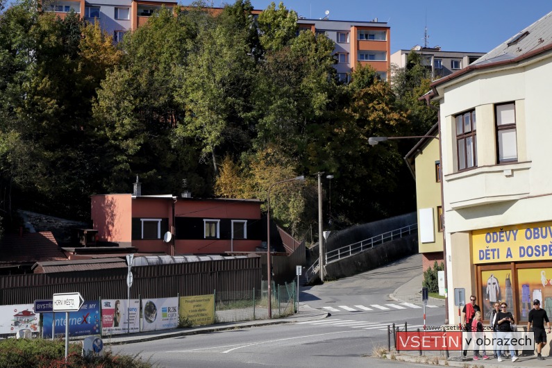 Cesta na Jasenku s odbočkou na Hrbovou a Vsetínská pivnice (U Jarošku, či U Stalina)