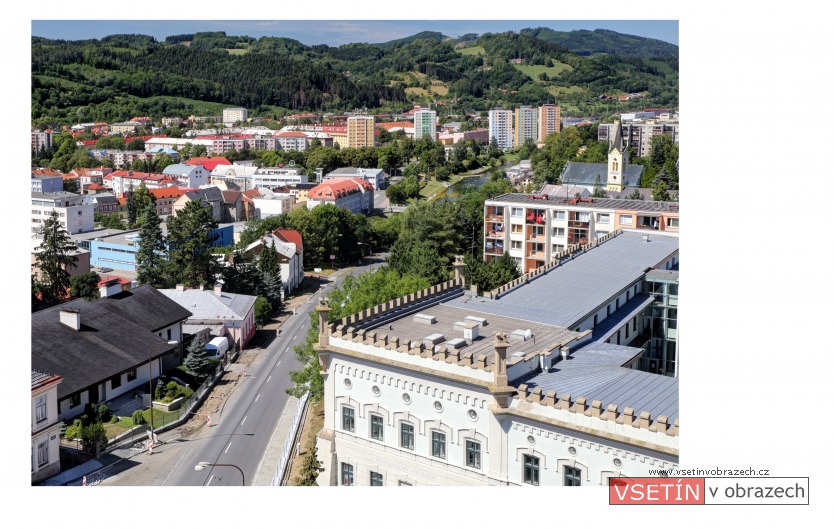 Pohled ze zámecké věže na část Dolního města a Palackého ulici