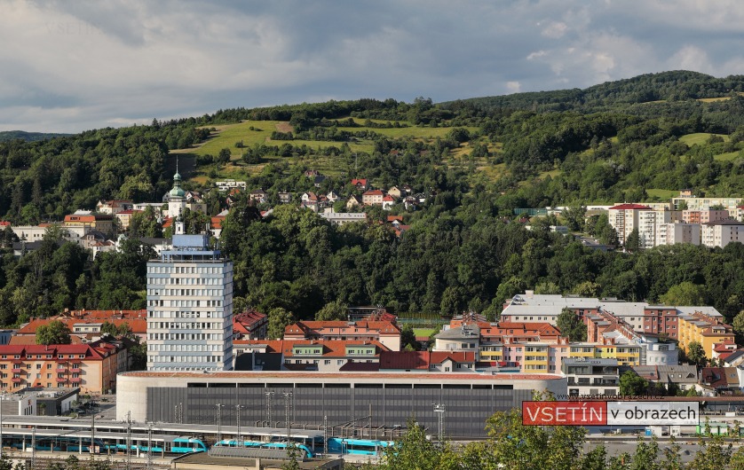 Pohled z Bečevné na Horní město, vlakové nádraží a skladiště dříví v Panské zahradě
