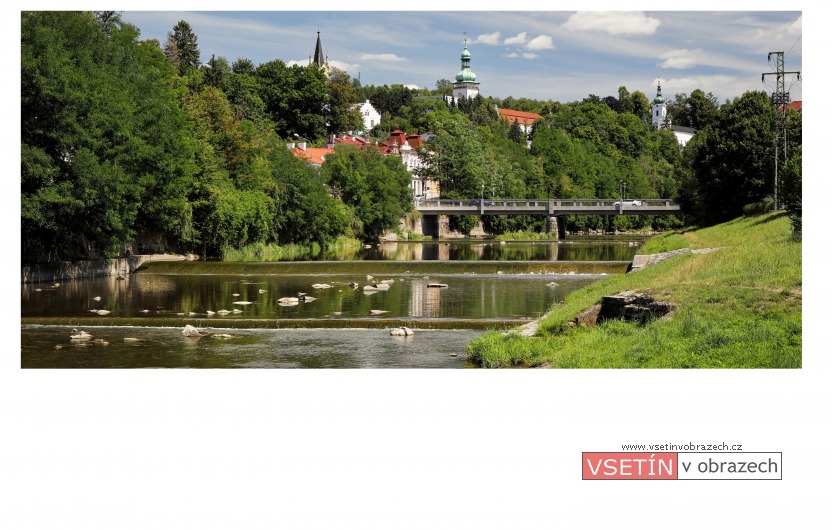 Dřevěný most přes Bečvu s Palackého ulicí a siluetou Horního města