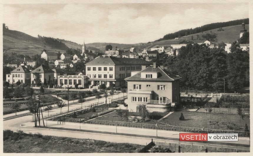 Reálné gymnásium a vila ředitele Zbrojovky, tzv. růžová vila