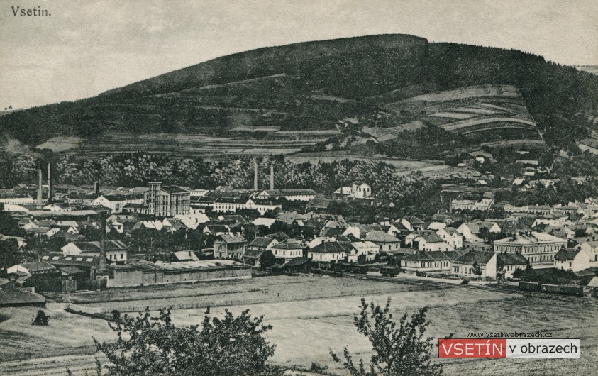 Celkový pohled na město Vsetín (černobílá verze)