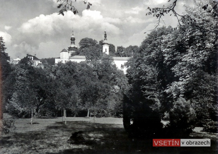 Panská zahrada v pozadí s katolickým kostelem