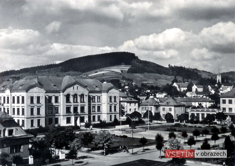 Vila Hubertus, Dolní škola a gymnázium na náměstí Osvobození