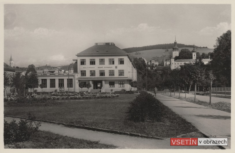 Gymnasium a zámek